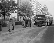 855105 Afbeelding van een autobus van stadsbuslijn 10 (ringlijn) van het GEVU, bij een halte aan de Beneluxlaan te ...